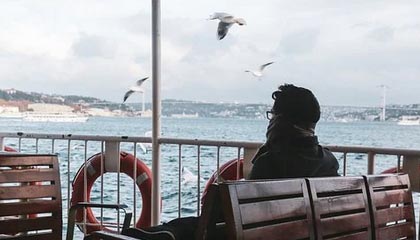 开云APP-球迷投票爆料：最具争议的裁判判罚瞬间，球员裁判