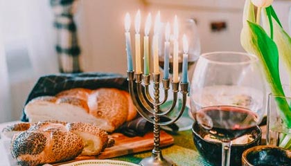 开云APP-球迷投票爆料：最具争议的裁判判罚瞬间，球员裁判